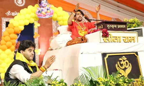 केंद्रीय मंत्री ज्योतिरादित्य सिंधिया ने बाबा बागेश्वर धाम के कार्यक्रम में की शिरकत