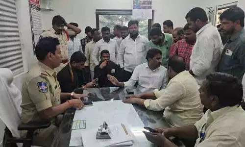 कांग्रेस नेता ने जडचेरला पुलिस स्टेशन में हंगामा किया, SI ने शिकायत दर्ज कराई कांग्रेस नेता ने जडचेरला पुलिस स्टेशन में हंगामा किया, SI ने शिकायत दर्ज कराई
