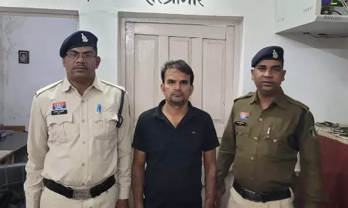 CG: नाबालिग के साथ छेड़छाड़ का मामला, आरोपी गिरफ्तार CG: नाबालिग के साथ छेड़छाड़ का मामला, आरोपी गिरफ्तार