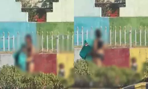 महिला ने किया ऑटो चौराहे पर कपड़े उतारकर हंगामा, VIDEO वायरल