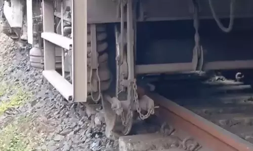 Dumka के पास यात्री ट्रेन के दो डिब्बे पटरी से उतरे, मामूली चोटें आईं Dumka के पास यात्री ट्रेन के दो डिब्बे पटरी से उतरे, मामूली चोटें आईं