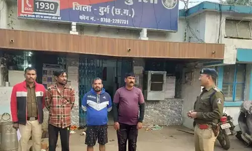 चाकूबाजों, गुंडों की एक साथ पुलिस ने ली परेड, 33 बदमाशों पर हुई कार्रवाई