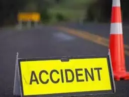 बरातियों से भरा वाहन खाई में गिरा, 3 की मौत बरातियों से भरा वाहन खाई में गिरा, 3 की मौत