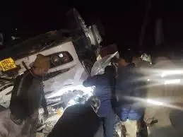 Barabanki: टला बड़ा हादसा, ओवरब्रिज तोड़ रेलवे ट्रैक पर गिरा ट्रक Barabanki: टला बड़ा हादसा, ओवरब्रिज तोड़ रेलवे ट्रैक पर गिरा ट्रक