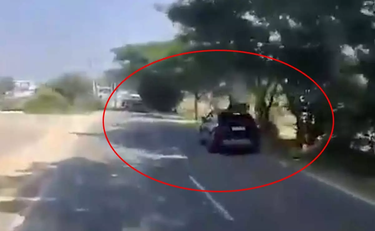 चलती कार में कैद हुआ मौत का मंजर...बाइक पर जा रहे थे पति-पत्नी चलती कार में कैद हुआ मौत का मंजर...बाइक पर जा रहे थे पति-पत्नी