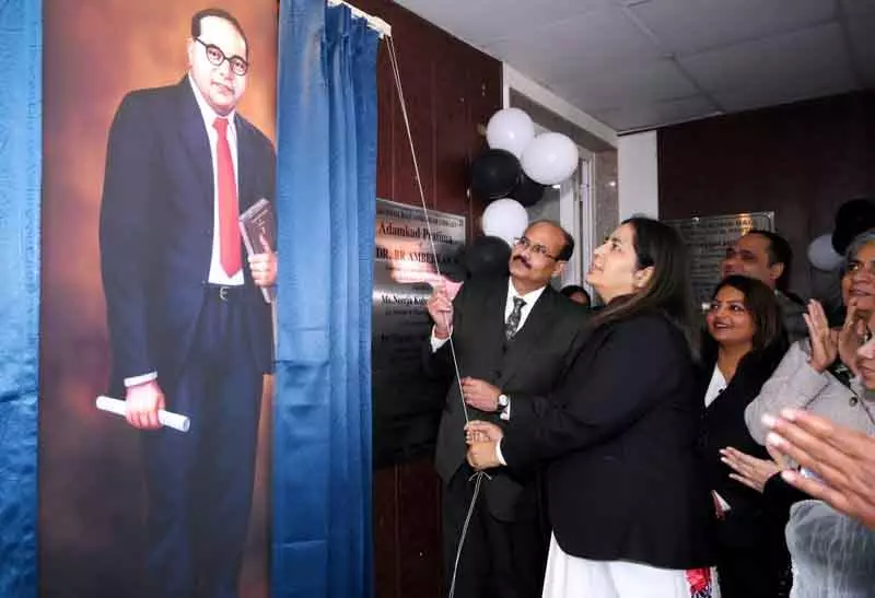 Rohtak संविधान दिवस के मौके पर बार एसोसिएशन ने अंबेडकर की तस्वीर का अनावरण किया Rohtak संविधान दिवस के मौके पर बार एसोसिएशन ने अंबेडकर की तस्वीर का अनावरण किया