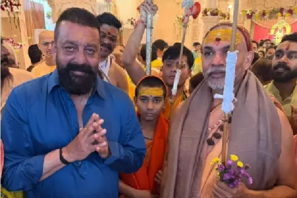 Sanjay Dutt ने शंकराचार्य स्वामी अविमुक्तेश्वरानंद से मुलाकात की और आशीर्वाद लिया Sanjay Dutt ने शंकराचार्य स्वामी अविमुक्तेश्वरानंद से मुलाकात की और आशीर्वाद लिया