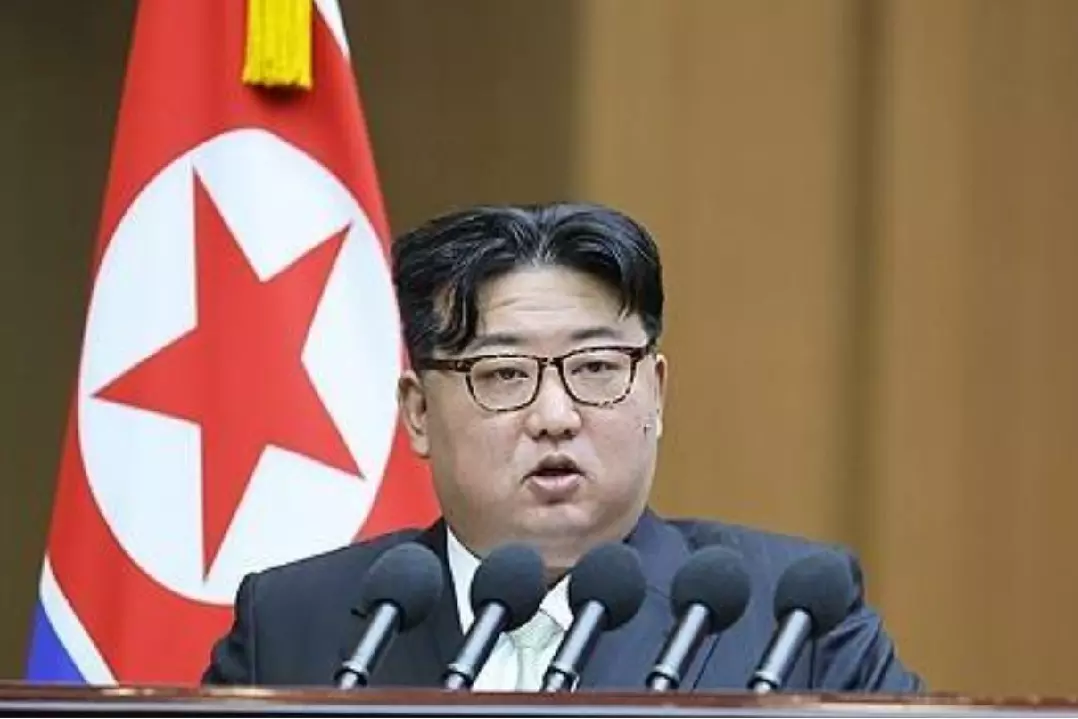Kim ने सिनुइजू में ग्रीनहाउस फार्म के कंस्ट्रक्शन साइट का इंस्पेक्शन किया Kim ने सिनुइजू में ग्रीनहाउस फार्म के कंस्ट्रक्शन साइट का इंस्पेक्शन किया