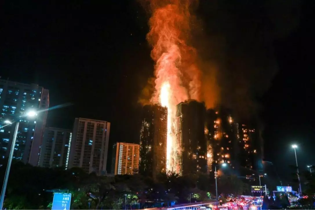 Hong Kong की ऊंची इमारतों में आग लगने से 44 लोगों की मौत, 3 गिरफ्तार Hong Kong की ऊंची इमारतों में आग लगने से 44 लोगों की मौत, 3 गिरफ्तार