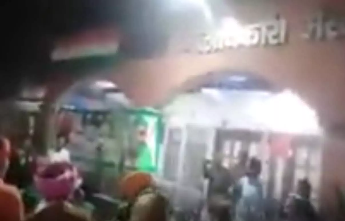 कलेक्ट्रेट परिसर का VIDEO, किसानों का अनोखा प्रदर्शन चर्चा में कलेक्ट्रेट परिसर का VIDEO, किसानों का अनोखा प्रदर्शन चर्चा में