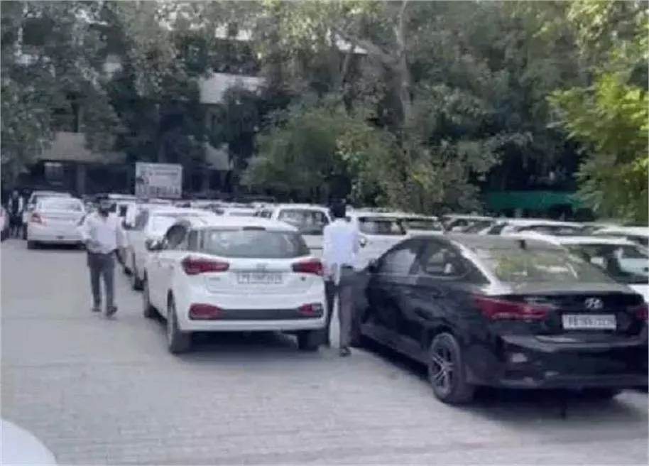 Punjab: सुरक्षा के बीच कोर्ट कॉम्प्लेक्स से फरार हुआ कातिलाना आरोपी, फैली सनसनी Punjab: सुरक्षा के बीच कोर्ट कॉम्प्लेक्स से फरार हुआ कातिलाना आरोपी, फैली सनसनी