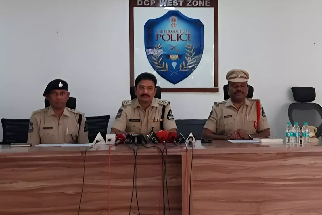 Hyderabad में नकली IAS अधिकारी बनकर ठगी करने वाला गिरफ्तार Hyderabad में नकली IAS अधिकारी बनकर ठगी करने वाला गिरफ्तार
