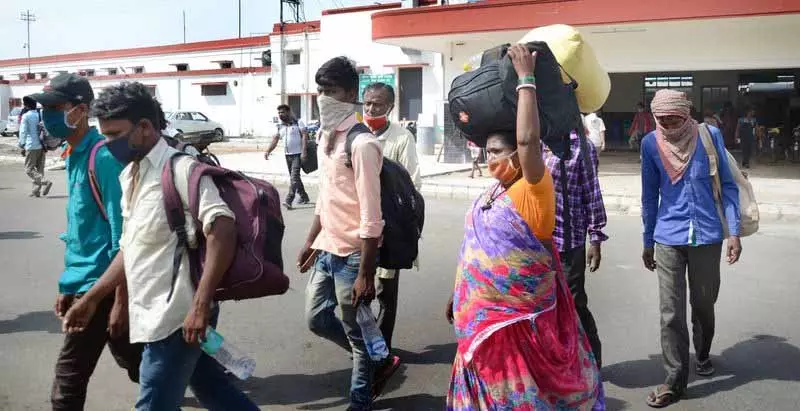 प्रवासी मज़दूरों का अभी लौटना बाकी, Punjab में इंडस्ट्रियल प्रोडक्शन 50-60% गिरा प्रवासी मज़दूरों का अभी लौटना बाकी, Punjab में इंडस्ट्रियल प्रोडक्शन 50-60% गिरा