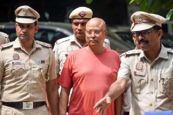 Delhi: छेड़छाड़ केस में कार्रवाई तेज, ‘स्वामी’ चैतन्यानंद समेत चार पर आरोप पत्र Delhi: छेड़छाड़ केस में कार्रवाई तेज, ‘स्वामी’ चैतन्यानंद समेत चार पर आरोप पत्र