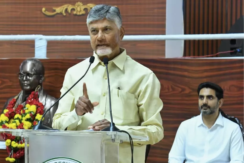 Chandrababu Naidu: हर नागरिक की ज़िम्मेदारी है कि वह संवैधानिक मूल्यों की रक्षा करे Chandrababu Naidu: हर नागरिक की ज़िम्मेदारी है कि वह संवैधानिक मूल्यों की रक्षा करे