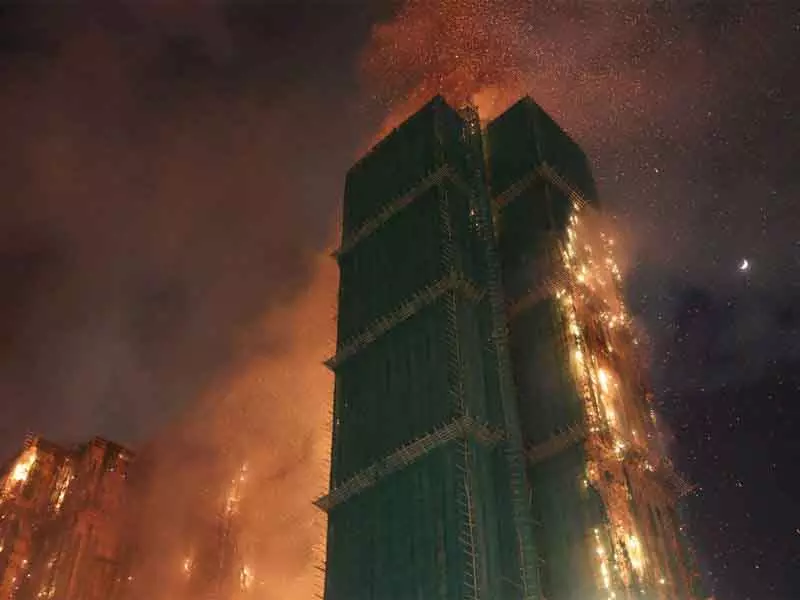 Hong Kong में दशकों में सबसे घातक आग लगने से 44 लोगों की मौत, सैकड़ों लापता Hong Kong में दशकों में सबसे घातक आग लगने से 44 लोगों की मौत, सैकड़ों लापता