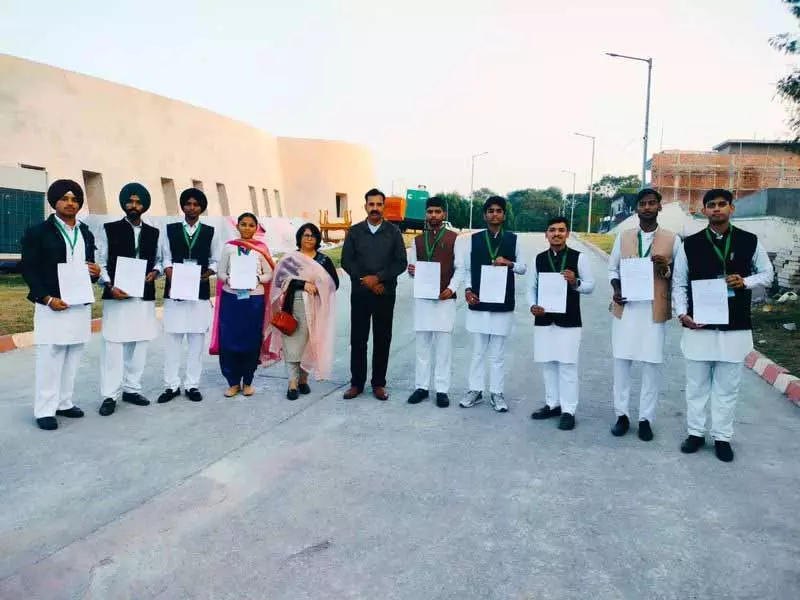 मॉक असेंबली में 9 स्टूडेंट्स ने एक दिन के लिए MLA की भूमिका निभाई मॉक असेंबली में 9 स्टूडेंट्स ने एक दिन के लिए MLA की भूमिका निभाई
