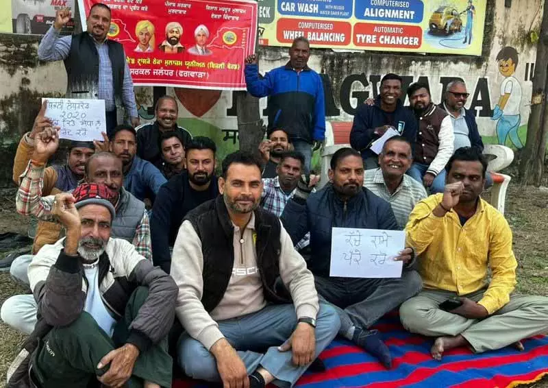 Jalandhar: पावरकॉम, ट्रांसको कर्मचारियों ने बिजली बिल के खिलाफ विरोध प्रदर्शन किया Jalandhar: पावरकॉम, ट्रांसको कर्मचारियों ने बिजली बिल के खिलाफ विरोध प्रदर्शन किया