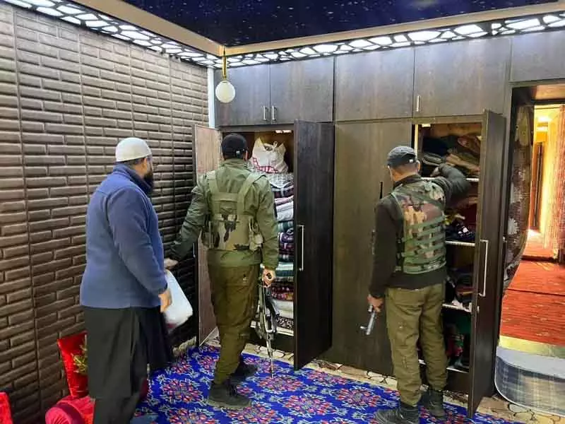 Anantnag पुलिस ने जमात-ए-इस्लामी (JeI) के सदस्यों के घरों पर छापेमारी की Anantnag पुलिस ने जमात-ए-इस्लामी (JeI) के सदस्यों के घरों पर छापेमारी की