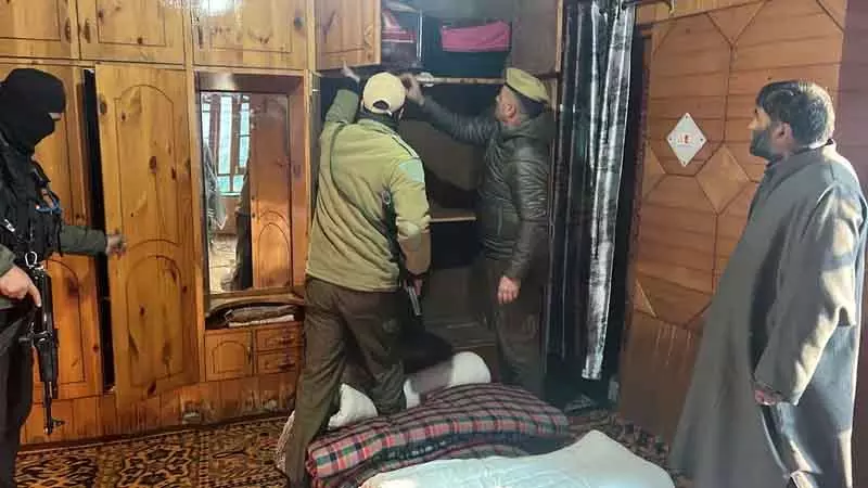 Shopian: पुलिस ने जमात-ए-इस्लामी से जुड़े ठिकानों पर छापेमारी की Shopian: पुलिस ने जमात-ए-इस्लामी से जुड़े ठिकानों पर छापेमारी की