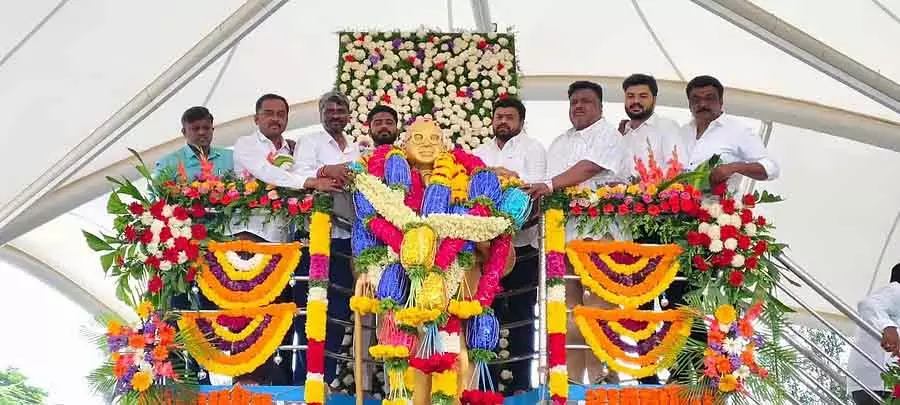 Karnatak: अंबेडकर की मूर्ति पर माल्यार्पण Karnatak: अंबेडकर की मूर्ति पर माल्यार्पण