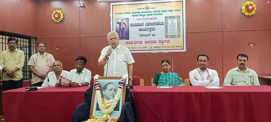 संविधान के तहत अपने अधिकारों और कर्तव्यों को जानें: RV Deshpande संविधान के तहत अपने अधिकारों और कर्तव्यों को जानें: RV Deshpande