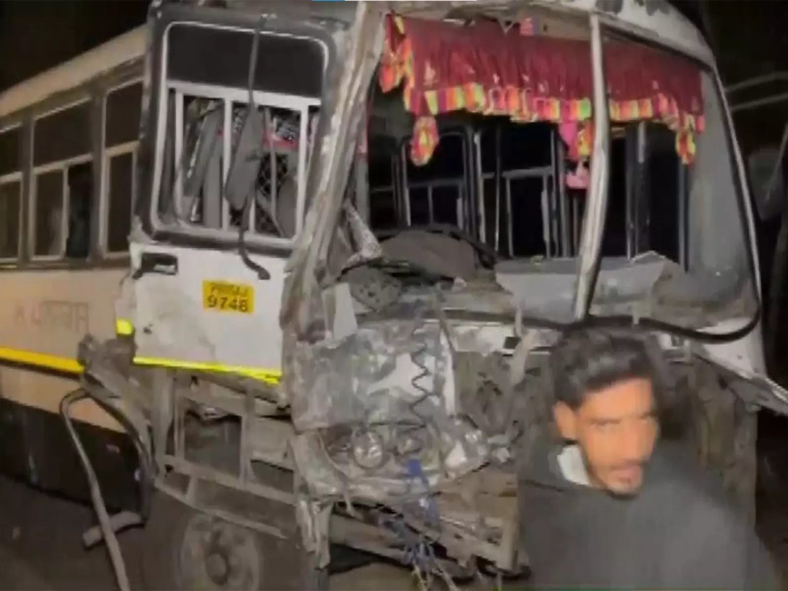 Fazilka में बस और ट्रक की टक्कर में 2 की मौत, 15 घायल Fazilka में बस और ट्रक की टक्कर में 2 की मौत, 15 घायल