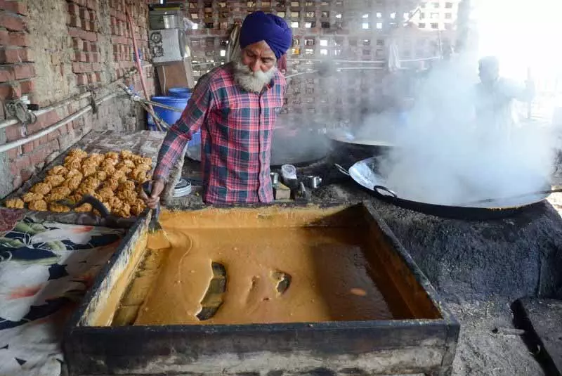 Ludhiana के स्वास्थ्य विभाग के अधिकारियों ने मिलावटी गुड़ को लेकर चिंता जताई Ludhiana के स्वास्थ्य विभाग के अधिकारियों ने मिलावटी गुड़ को लेकर चिंता जताई