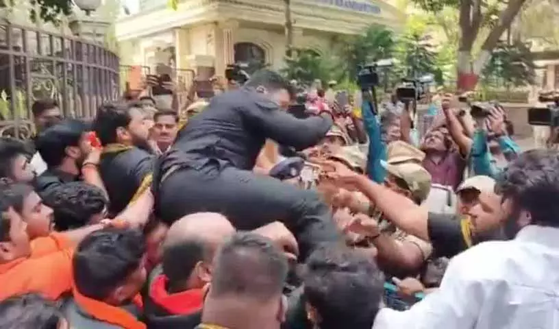 SI को ड्यूटी पर धार्मिक पोशाक पहनने की इजाज़त नहीं मिलने पर अयप्पा भक्तों ने DGP ऑफिस पर विरोध प्रदर्शन SI को ड्यूटी पर धार्मिक पोशाक पहनने की इजाज़त नहीं मिलने पर अयप्पा भक्तों ने DGP ऑफिस पर विरोध प्रदर्शन