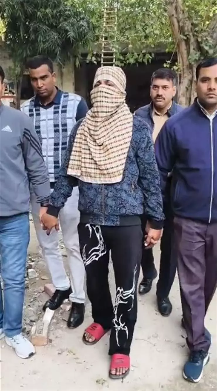 Delhi में लूट का मामला: ड्राइवर हिरासत में, चोरी का कीमती माल मिला Delhi में लूट का मामला: ड्राइवर हिरासत में, चोरी का कीमती माल मिला