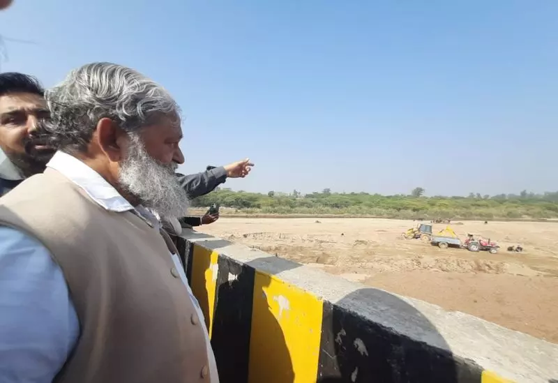Haryana : विज ने टांगरी नदी से गाद निकालने की समीक्षा की Haryana : विज ने टांगरी नदी से गाद निकालने की समीक्षा की