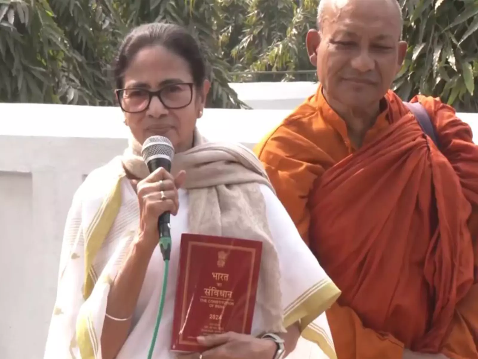 वे BLO को धमका रहे हैं और कह रहे हैं कि उनकी नौकरियां छीन ली जाएंगी: सीएम बनर्जी वे BLO को धमका रहे हैं और कह रहे हैं कि उनकी नौकरियां छीन ली जाएंगी: सीएम बनर्जी