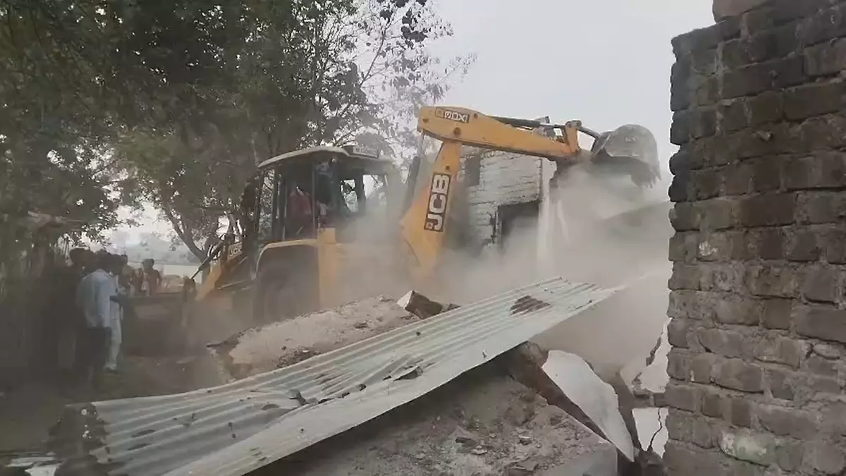 Khandva: खंडवा में बुलडोजर चला, लव जिहाद आरोपी के ठिकाने तोड़े गए Khandva: खंडवा में बुलडोजर चला, लव जिहाद आरोपी के ठिकाने तोड़े गए
