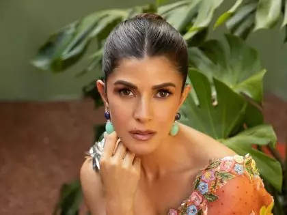 फ्लोरल साड़ी से स्ट्राइप्ड अफेयर: Nimrat Kaur के 4 यादगार लुक फ्लोरल साड़ी से स्ट्राइप्ड अफेयर: Nimrat Kaur के 4 यादगार लुक