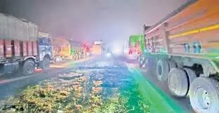 Bareilly: फरीदपुर हाईवे पर दुकानें, वाहनों की लंबी कतार Bareilly: फरीदपुर हाईवे पर दुकानें, वाहनों की लंबी कतार