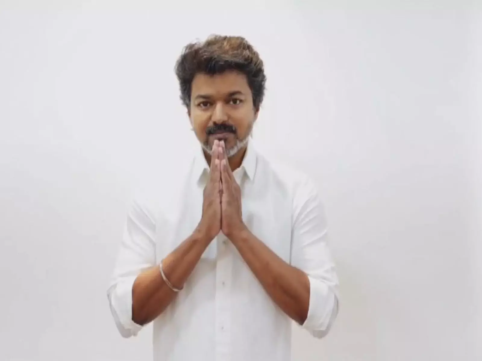 विजय ने निष्कासित AIADMK नेता का पार्टी में स्वागत किया विजय ने निष्कासित AIADMK नेता का पार्टी में स्वागत किया