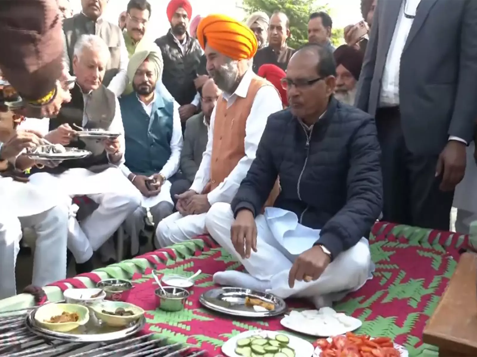 शिवराज सिंह चौहान ने Moga में किसानों के साथ साझा किया भोजन, पराली प्रबंधन मॉडल की सराहना शिवराज सिंह चौहान ने Moga में किसानों के साथ साझा किया भोजन, पराली प्रबंधन मॉडल की सराहना