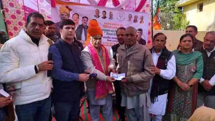 Ashok Kaul ने खौड़ में आयुष्मान कार्ड बांटे Ashok Kaul ने खौड़ में आयुष्मान कार्ड बांटे
