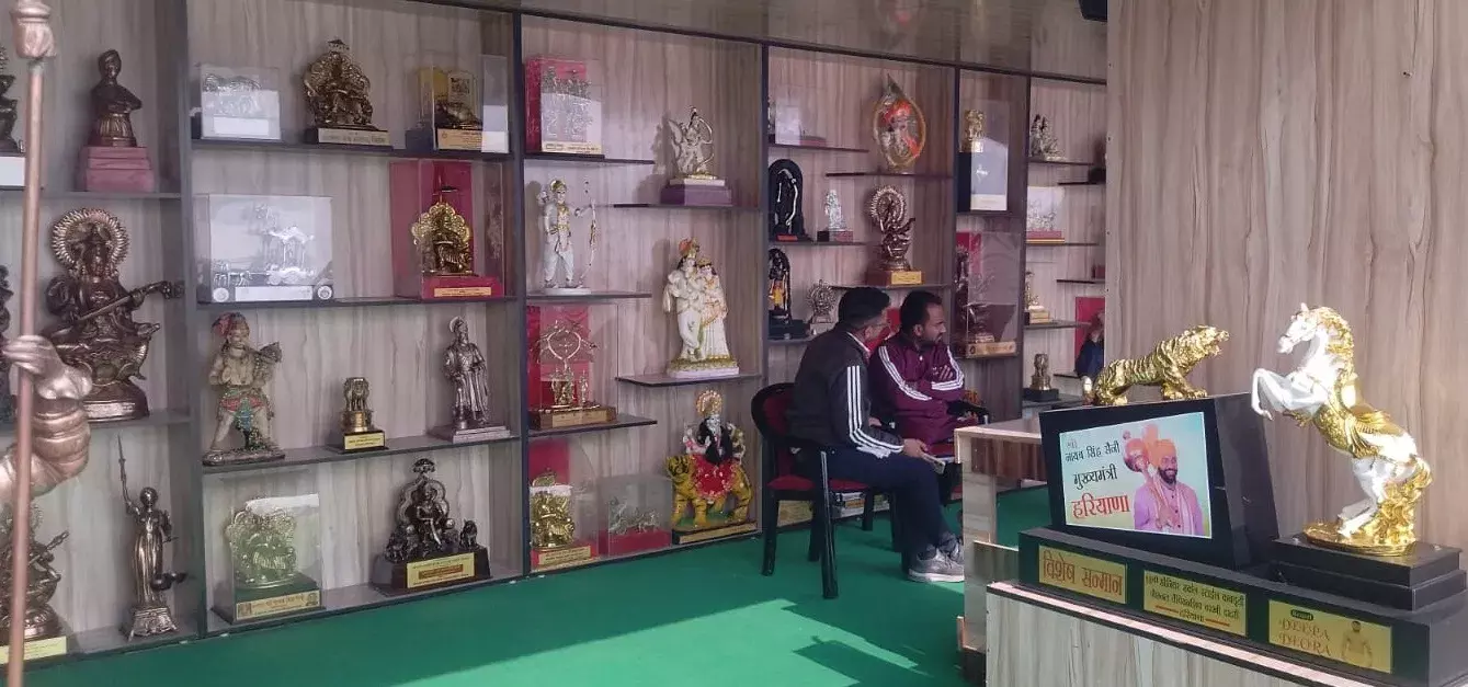 Chandigarh: मुख्यमंत्री सैनी के उपहारों के लिए लगाया गया खास स्टॉल Chandigarh: मुख्यमंत्री सैनी के उपहारों के लिए लगाया गया खास स्टॉल