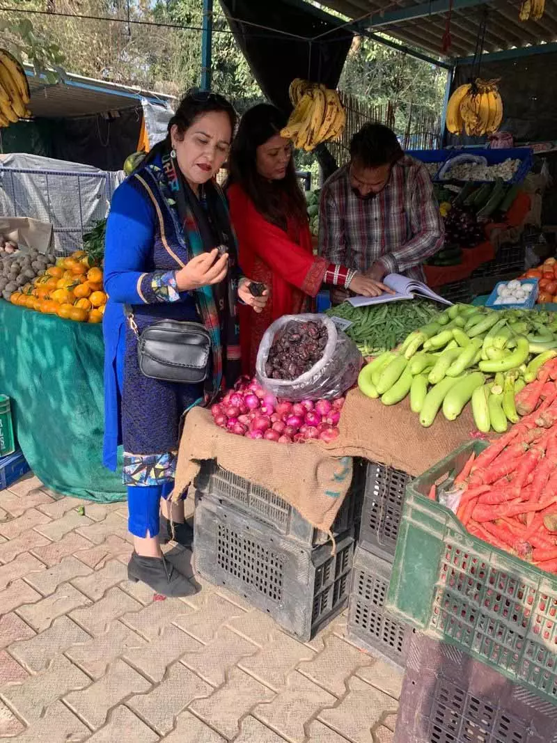 Amritsar: फूड सेफ्टी विंग ने किराना और सब्जी की दुकानों का निरीक्षण किया Amritsar: फूड सेफ्टी विंग ने किराना और सब्जी की दुकानों का निरीक्षण किया