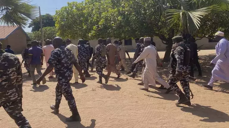 Nigeria में स्टूडेंट किडनैपिंग: माता-पिता ने सरकार पर संकट को नज़रअंदाज़ करने का आरोप लगाया Nigeria में स्टूडेंट किडनैपिंग: माता-पिता ने सरकार पर संकट को नज़रअंदाज़ करने का आरोप लगाया
