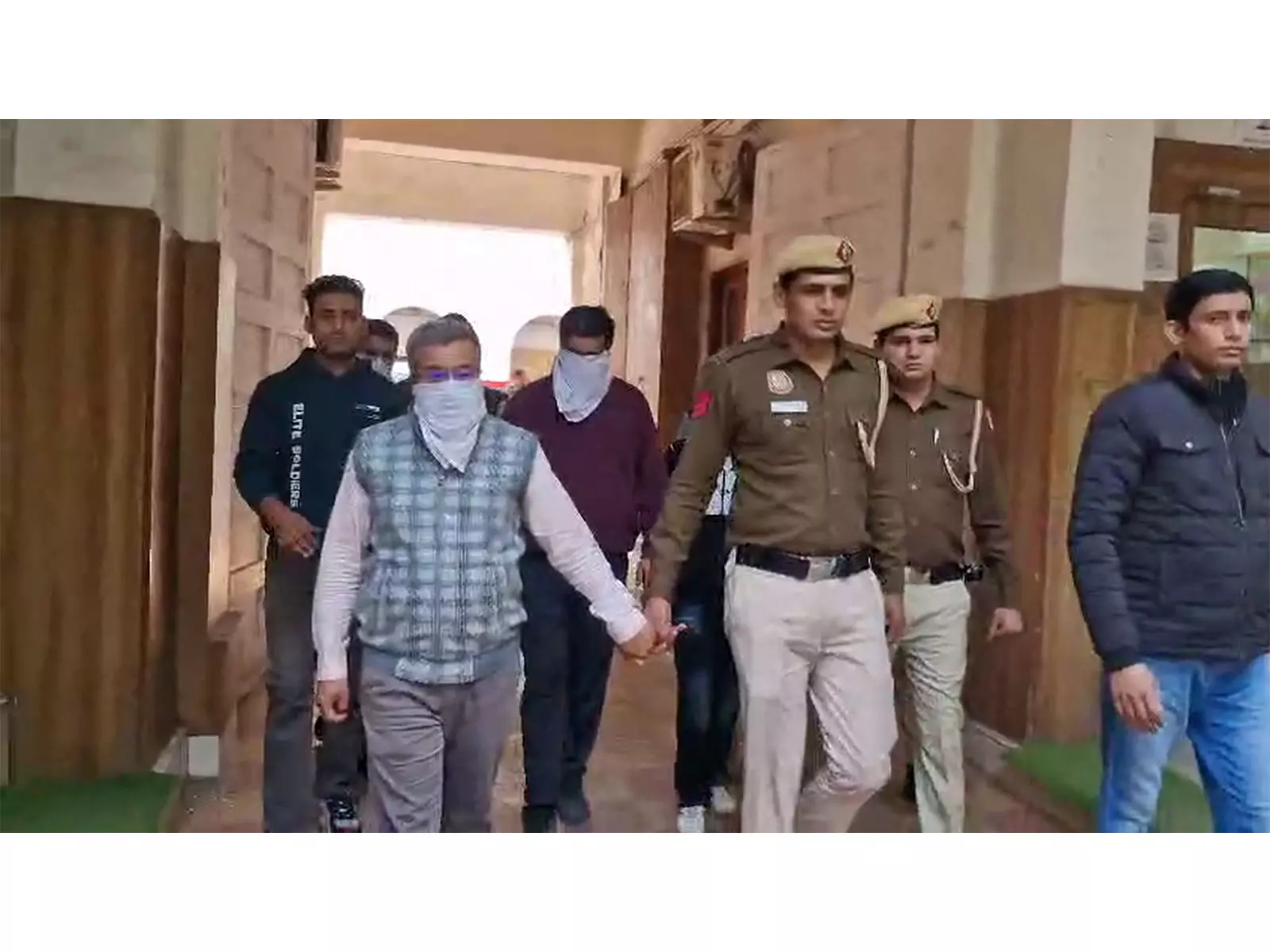 करोल बाग में अवैध मोबाइल निर्माण रैकेट का भंडाफोड़, पांच गिरफ्तार, 1800 से अधिक फोन जब्त करोल बाग में अवैध मोबाइल निर्माण रैकेट का भंडाफोड़, पांच गिरफ्तार, 1800 से अधिक फोन जब्त