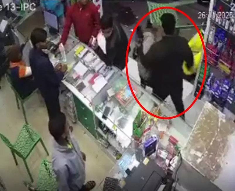 CG BREAKING: मेडिकल स्टोर में चाकू से ताबड़तोड़ हमला, आरोपी गिरफ्तार CG BREAKING: मेडिकल स्टोर में चाकू से ताबड़तोड़ हमला, आरोपी गिरफ्तार