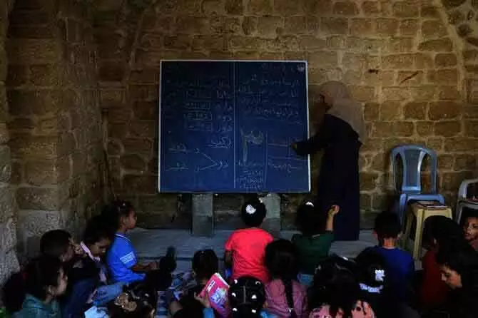 Gaza के खंडहरों में अस्थायी क्लासरूम तक संघर्ष करती नन्ही छात्रा Gaza के खंडहरों में अस्थायी क्लासरूम तक संघर्ष करती नन्ही छात्रा