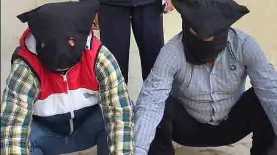 गुरुग्राम: NCR में पुलिसकर्मियों से पैसे ऐंठने के आरोप में दो लोग गिरफ्तार गुरुग्राम: NCR में पुलिसकर्मियों से पैसे ऐंठने के आरोप में दो लोग गिरफ्तार