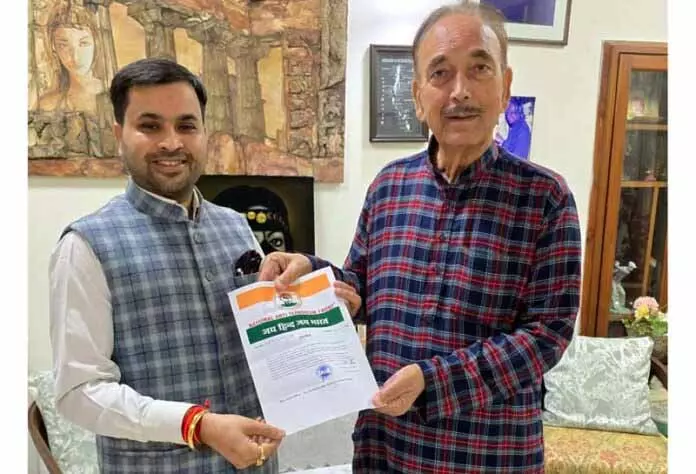आजाद ने चोपड़ा को NATF चेयरमैन का अपॉइंटमेंट लेटर सौंपा आजाद ने चोपड़ा को NATF चेयरमैन का अपॉइंटमेंट लेटर सौंपा