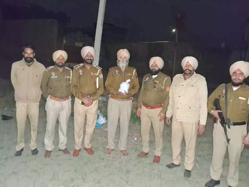Tarn Taran के गांवों में ड्रोन और हेरोइन जब्त Tarn Taran के गांवों में ड्रोन और हेरोइन जब्त