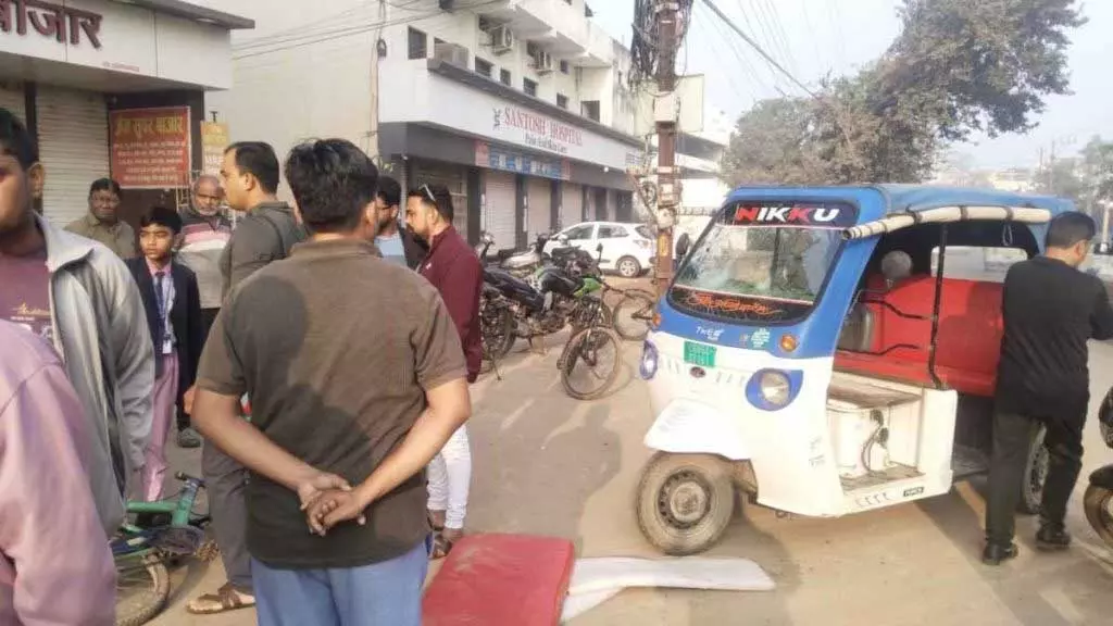 नशे में धुत ई-रिक्शा चालक ने पलटी रिक्शा, पांच स्कूली बच्चे घायल नशे में धुत ई-रिक्शा चालक ने पलटी रिक्शा, पांच स्कूली बच्चे घायल
