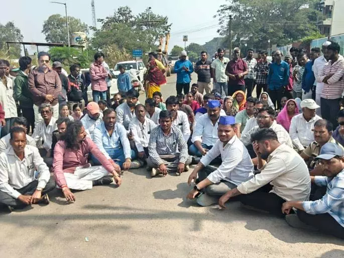 पुलिस की पिटाई से घायल युवक ने Bhor में सड़क जाम कर दिया पुलिस की पिटाई से घायल युवक ने Bhor में सड़क जाम कर दिया