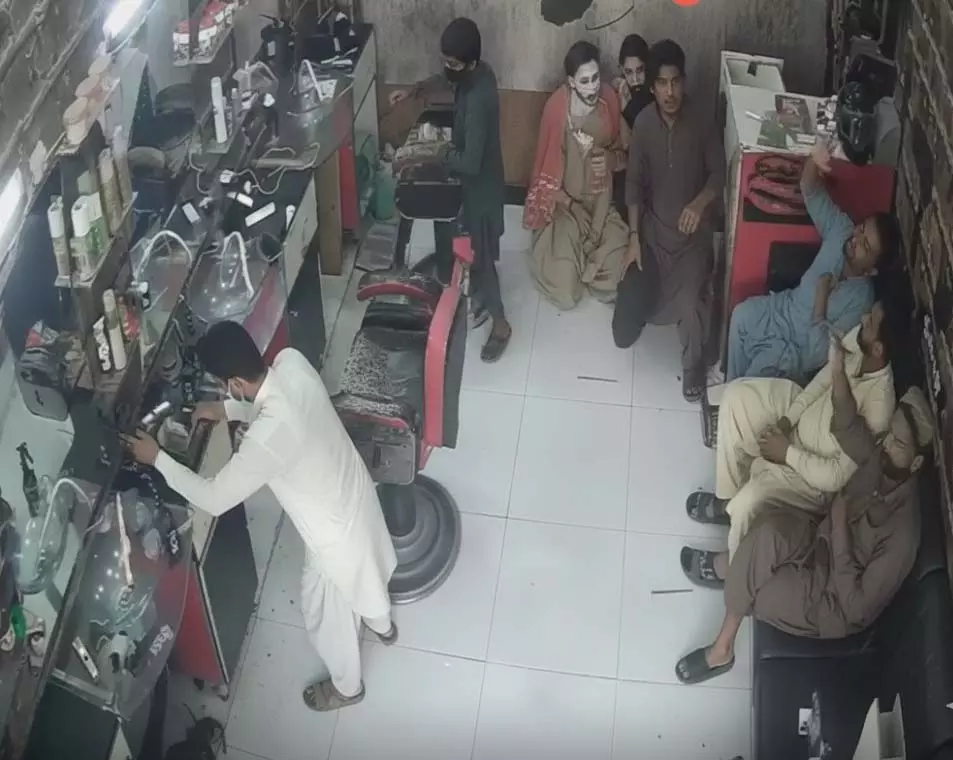 नाई की दुकान में हथियारबंद लूट, पुलिस के दावों की खुली पोल नाई की दुकान में हथियारबंद लूट, पुलिस के दावों की खुली पोल
